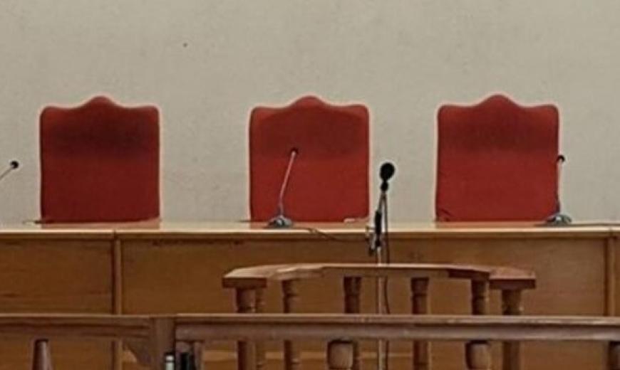 Devant le Tribunal