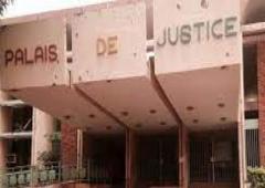 Devant le Tribunal 