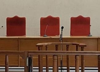 Devant le Tribunal